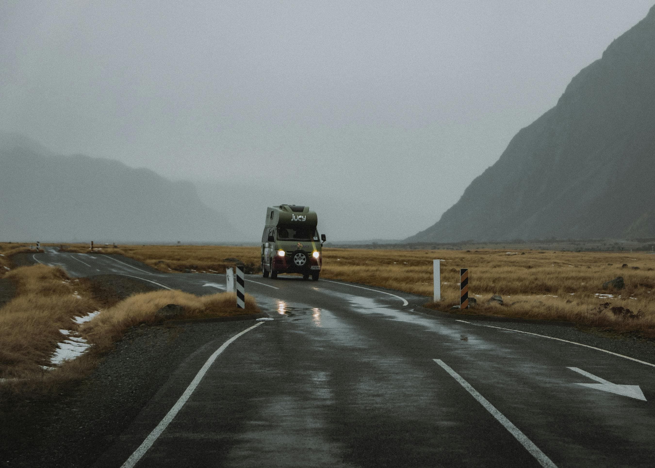 Discover how to travel New Zealand on a budget with free camping and $1/day Imoova campervan deals. Tips, apps, and rules for the ultimate road trip.